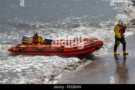 Arbroath, Angus, Scotland, Regno Unito. 15 Agosto, 2015. D nervatura 759 barca usata dai bagnini RNLI al mare di Arbroath Fest di azione stabilito nel 1997, l'Atlantic 75 fa parte della classe B delle imbarcazioni di salvataggio che servono le rive del Regno Unito come parte della RNLI flotta costiera. Intorno alla metà degli anni sessanta, un crescente bisogno di veloce, resistente e facile da manovrare battelli di salvataggio è stata soddisfatta mediante lo sviluppo di Rigid Inflatable Boats (nervature). Queste piccole ed agili artigianato ha rivoluzionato il tempo libero, commerciali e militari di mercato barche, eventualmente dando il suo RNLI B Classe Atlantic 21 scialuppa di salvataggio. Foto Stock