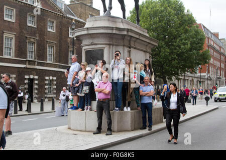 Westminster, Londra, UK, 15 Agosto, 2015. Westminster London, Regno Unito. Il 15 agosto 2015. Una grande folla guarda i veterani marzo giù Whitehall durante la VJ70 celebrazioni in London Credit: amer ghazzal/Alamy Live News Foto Stock