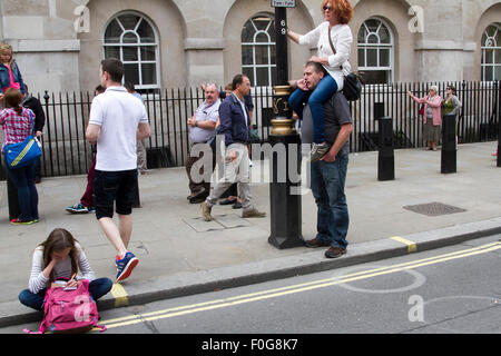 Westminster, Londra, UK, 15 Agosto, 2015. Westminster London, Regno Unito. Il 15 agosto 2015. Una grande folla guarda i veterani marzo giù Whitehall durante la VJ70 celebrazioni in London Credit: amer ghazzal/Alamy Live News Foto Stock