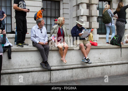 Westminster, Londra, UK, 15 Agosto, 2015. Westminster London, Regno Unito. Il 15 agosto 2015. Una grande folla guarda i veterani marzo giù Whitehall durante la VJ70 celebrazioni in London Credit: amer ghazzal/Alamy Live News Foto Stock