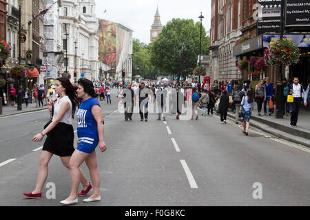 Westminster, Londra, UK, 15 Agosto, 2015. Westminster London, Regno Unito. Il 15 agosto 2015. Una grande folla guarda i veterani marzo giù Whitehall durante la VJ70 celebrazioni in London Credit: amer ghazzal/Alamy Live News Foto Stock