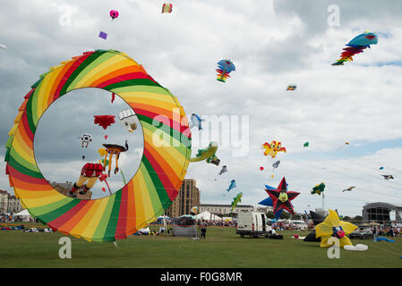 Portsmouth, Regno Unito. Il 15 agosto 2015. Un enorme aquilone rotante prende il largo con una moltitudine di aquiloni battenti in background all'International Kite Festival. Credito: MeonStock/Alamy Live News Foto Stock