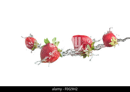 Le fragole in acqua schizza isolato su sfondo bianco Foto Stock