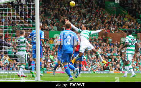 Glasgow, Scozia. Il 15 agosto, 2015. Premiership scozzese. Celtic versus Inverness CT. Virgilio van Dijk è tirato verso il basso nella casella credito: Azione Sport Plus/Alamy Live News Foto Stock