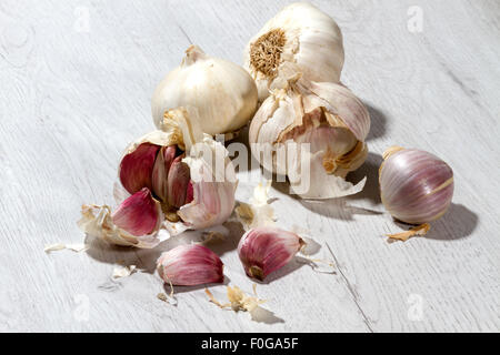 Aglio isolato su un bianco tavolo in legno Foto Stock