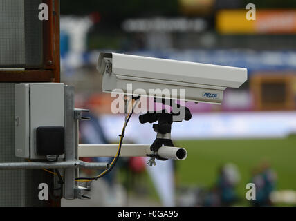 Darmstadt, Germania. Il 15 agosto, 2015. Un 'occhio di falco' telecamera montata alla parete della visualizzazione delle gabbie è raffigurato prima Bundesliga tedesca partita di calcio tra SV Darmstadt 98 e Hannover 96 a Merck-Stadion a Darmstadt, Germania, 15 agosto 2015. Il nuovo obiettivo di tecnologia di linea saranno utilizzati per aiutare a evitare errori arbitro decisioni. Foto: ROLAND HOLSCHNEIDER/dpa (EMBARGO CONDIZIONI - ATTENZIONE: grazie alle linee guida di accreditamento, il DFL consente solo la pubblicazione e utilizzazione di fino a 15 immagini per corrispondenza su internet e nei contenuti multimediali in linea durante la partita.)/dpa/Alamy Live News Foto Stock