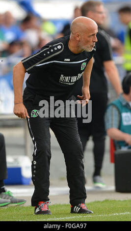 Darmstadt, Germania. Il 15 agosto, 2015. Hannover head coach Michael Frontzeck osserva i suoi giocatori durante la Bundesliga tedesca partita di calcio tra SV Darmstadt 98 e Hannover 96 a Merck-Stadion a Darmstadt, Germania, 15 agosto 2015. Foto: ROLAND HOLSCHNEIDER/dpa (EMBARGO CONDIZIONI - ATTENZIONE: grazie alle linee guida di accreditamento, il DFL consente solo la pubblicazione e utilizzazione di fino a 15 immagini per corrispondenza su internet e nei contenuti multimediali in linea durante la partita.)/dpa/Alamy Live News Foto Stock