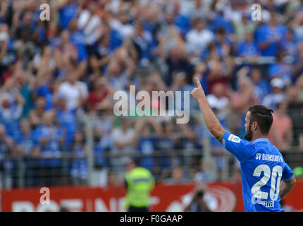 Darmstadt, Germania. Il 15 agosto, 2015. Darmstadt Marcel Heller celebra la sua 1-0 obiettivo durante la Bundesliga tedesca partita di calcio tra SV Darmstadt 98 e Hannover 96 a Merck-Stadion a Darmstadt, Germania, 15 agosto 2015. Foto: ROLAND HOLSCHNEIDER/dpa (EMBARGO CONDIZIONI - ATTENZIONE: grazie alle linee guida di accreditamento, il DFL consente solo la pubblicazione e utilizzazione di fino a 15 immagini per corrispondenza su internet e nei contenuti multimediali in linea durante la partita.)/dpa/Alamy Live News Foto Stock