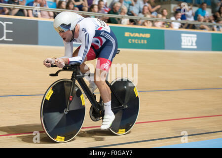 Derby, Regno Unito. Il 15 agosto, 2015. Mark Cavendish compete nel perseguimento individuale durante l'uomo omnium concorrenza a la rivoluzione serie a Derby Arena, Derby, Regno Unito il 15 agosto 2015. La rivoluzione è una serie professional via racing series con molti dei migliori del mondo via i ciclisti. Questo evento si svolge su 3 giorni dal 14-16 agosto 2015, è un importante evento di preparazione per il Rio 2016 Giochi Olimpici, consentendo britannico piloti di segnare punti qualificanti per i giochi. Credito: Andrew Torba/Alamy Live News Foto Stock