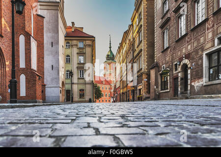 La Strada di San Giovanni (Ulica Swietojanska) è situato nel centro storico della città vecchia di Varsavia, Masovian, Polonia, Europa Foto Stock