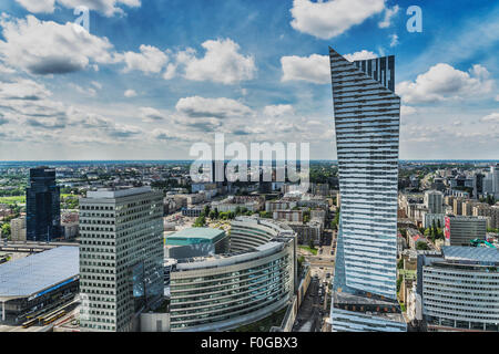 La Zlota 44 Building si trova sul lato destro. L'architetto è stato Daniel Libeskind, Varsavia, Masovian, Polonia, Europa Foto Stock