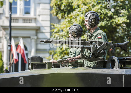 Warszawa, mazowieckie, Polonia. Il 15 agosto, 2015. I soldati in un serbatoio in una parata militare durante le celebrazioni delle Forze Armate giorno a Varsavia. Credito: Celestino Arce/ZUMA filo/Alamy Live News Foto Stock