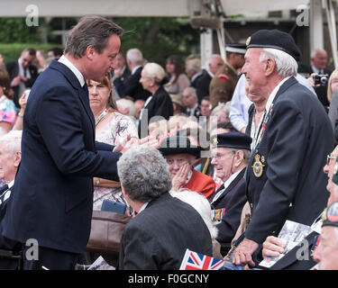 Londra, Regno Unito. Il 15 agosto, 2015. L'Rt Hon David Cameron MP, il Primo Ministro assiste la commemorazione nazionale e ufficioso servizio su 15/08/2015 in sfilata delle Guardie a Cavallo, Londra. L'Rt Hon David Cameron MP, il Primo Ministro chat per i veterani dopo il servizio. Foto di credito: Julie Edwards/Alamy Live News Foto Stock