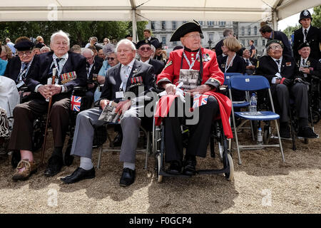 Londra, Regno Unito. Il 15 agosto, 2015. Veterani assiste la commemorazione nazionale e ufficioso servizio su 15/08/2015 in sfilata delle Guardie a Cavallo, Londra. Foto di credito: Julie Edwards/Alamy Live News Foto Stock