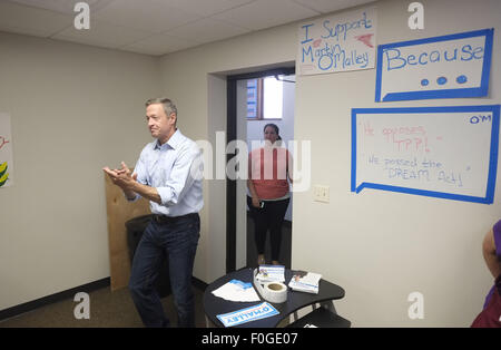 Città di Sioux, IOWA, USA. Il 15 agosto, 2015. Ex Gov.Martin O'MALLEY (D-Maryland) inserisce il suo appena aperto ufficio della campagna nella città di Sioux, Iowa, Sabato, Agosto 15, 2015. Credito: Jerry Mennenga/ZUMA filo/Alamy Live News Foto Stock