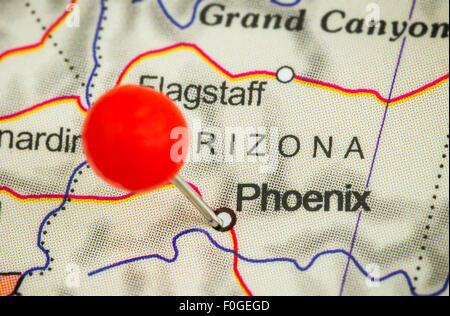 Close-up di una puntina rossa su una mappa di Phoenix, STATI UNITI D'AMERICA Foto Stock