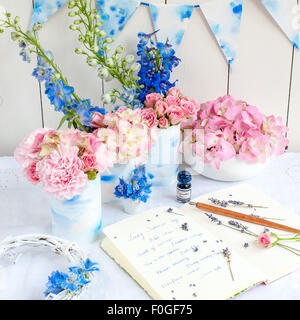 Estate composizioni floreali con journal, penna e inchiostro Foto Stock