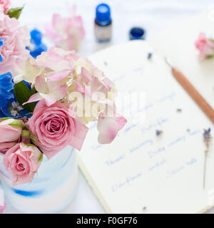 Primo piano della estate floreale con journal, penna e inchiostro in background Foto Stock