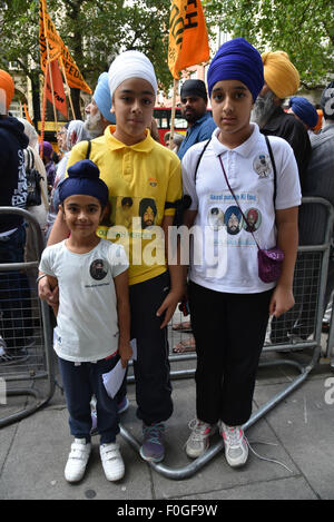 Londra, UK, 15 agosto 2015 : Dal Khalsa UK della religione Sikh della comunità di protesta a sostegno di Bapu Surat Singh Ji, Khalsa lo sciopero della fame per oltre 200 giorni in India il Kashmir per chiedere la sua libertà ora, supporto da Kashmiris uniti per Khalistan e Kashmir la libertà al di fuori di Londra Alta Commissione Indiana a Londra. Foto di credito: Vedere Li/Alamy Live News Foto Stock