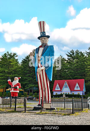 Lake George, New York, Stati Uniti d'America- agosto 13,2015. L'ingresso alla Foresta Magica, una favola ispirata family park nella località di villeggiatura o Foto Stock