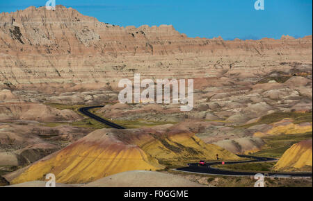 Badlands Loop Road passando attraverso colline erose nel Parco nazionale Badlands vicino a giallo Mounds si affacciano Foto Stock