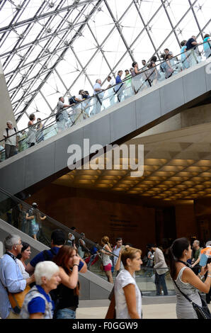 Scale mobili all'interno del Louvre di Parigi Foto Stock