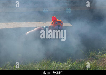 Toronto, Canada. Il 15 agosto, 2015. Mudder difficile ostacolo corso Aug 15 2015 Toronto Ontario.Corridori in Cry Baby ostacolo. Credit: prestazioni di immagine/Alamy Live News Foto Stock