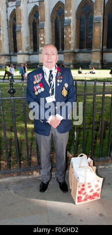 Londra, Regno Unito. Il 15 agosto, 2015. Brian Coombs Bedfordshire e Herts Reg Estremo Oriente WW2 veterano lasciando il settantesimo anniversario ricevimento in Deans Yard Westminster Abbey Credit: Prixpics/Alamy Live News Foto Stock