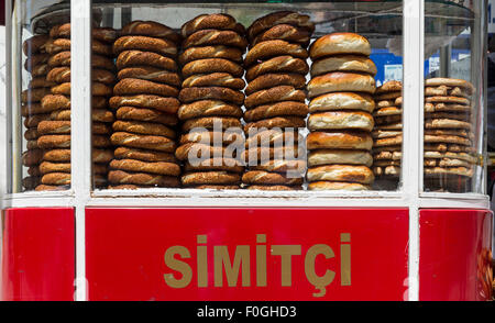 Uno dei molti carri da quali fornitori vendono Simit, il sesamo rulli coperti tipici di Istanbul, Turchia. Foto Stock