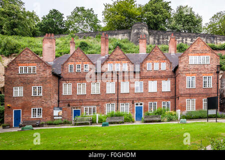 Xvii secolo cottages in tini di filtrazione cantiere, che ospita il Museo di Vita di Nottingham, con le pareti di Nottingham Castle dietro. Nottingham, Inghilterra, Regno Unito Foto Stock