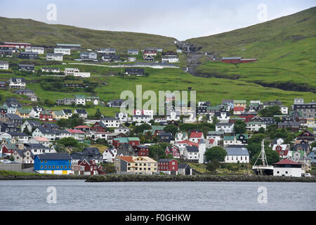 Le case e gli edifici sul lato della collina, Vestmanna, Streymoy, Isole Faerøer Foto Stock