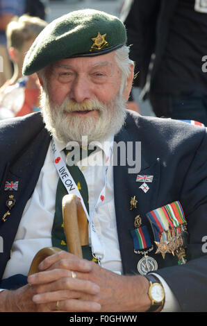 Londra, Regno Unito. Il 15 agosto, 2015. Ray Lewis Navy, Estremo Oriente WW2 veterano, lasciando VJ giorno settantesimo anniversario ricevimento in Deans Yard Westminster Abbey Credit: Prixpics/Alamy Live News Foto Stock