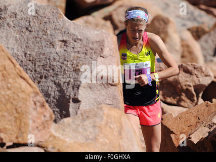 Agosto 15, 2015 - Manitou Springs, Colorado, Stati Uniti - L'Evergreen, Colorado runner, Brandy Erholtz, scava profondo come lavora il suo modo attraverso la finale boulder campo sul suo modo di un secondo posto finale in un tempo di 2:51:38 durante il sessantesimo esecuzione del Pikes Peak ascesa. Durante la fase di ascesa, coperchio guide 13.3 miglia e guadagnare più di 7815 piedi (2382m) dal momento in cui essi raggiungono il 14,115ft (4302m) vertice. Il secondo giorno del weekend di gara, 800 marathoners renderanno il viaggio di andata e ritorno e il coperchio 26.6 miglia di altitudine elevata e terreno molto difficile in Pike National Forest, Manitou Springs, CO. Foto Stock