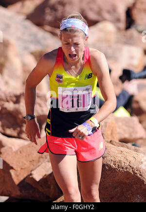 Agosto 15, 2015 - Manitou Springs, Colorado, Stati Uniti - L'Evergreen, Colorado runner, Brandy Erholtz, scava profondo come lavora il suo modo attraverso la finale boulder campo sul suo modo di un secondo posto finale in un tempo di 2:51:38 durante il sessantesimo esecuzione del Pikes Peak ascesa. Durante la fase di ascesa, coperchio guide 13.3 miglia e guadagnare più di 7815 piedi (2382m) dal momento in cui essi raggiungono il 14,115ft (4302m) vertice. Il secondo giorno del weekend di gara, 800 marathoners renderanno il viaggio di andata e ritorno e il coperchio 26.6 miglia di altitudine elevata e terreno molto difficile in Pike National Forest, Manitou Springs, CO. Foto Stock