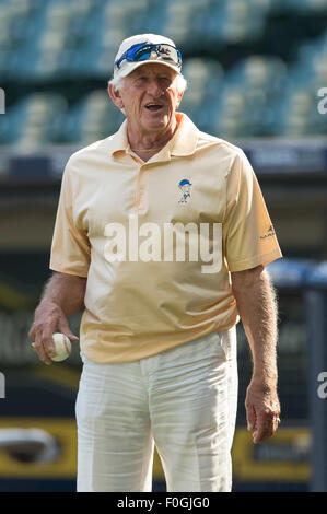 Milwaukee, WI, Stati Uniti d'America. Il 15 agosto, 2015. Bob Uecker colloqui con i giocatori prima dell inizio della Major League Baseball gioco tra il Milwaukee Brewers e la Philadelphia Phillies a Miller Park di Milwaukee, WI. Credito: Cal Sport Media/Alamy Live News Foto Stock