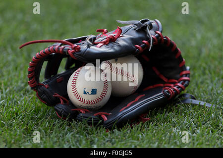 Milwaukee, WI, Stati Uniti d'America. Il 15 agosto, 2015. Guanto e sfera sull'erba fuori campo lato prima della Major League Baseball gioco tra il Milwaukee Brewers e la Philadelphia Phillies a Miller Park di Milwaukee, WI. Credito: Cal Sport Media/Alamy Live News Foto Stock