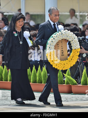 A Nagasaki, in Giappone. Il 9 agosto, 2015. Ex primo ministro malaysiano Mahathir Mohamad (R) e sua moglie Siti Hasmah offerta una ghirlanda di fiori nel corso di una cerimonia presso il Parco della Pace segnando il settantesimo anniversario del bombardamento atomico a Nagasaki, in Giappone, il 9 agosto 2015. © AFLO/Alamy Live News Foto Stock