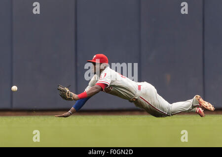 Milwaukee, WI, Stati Uniti d'America. Il 15 agosto, 2015. Phillies Philadelphia center fielder Odubel Herrera #37 immersioni ma non è in grado di venire con una cattura nella Major League Baseball gioco tra il Milwaukee Brewers e la Philadelphia Phillies a Miller Park di Milwaukee, WI. Credito: Cal Sport Media/Alamy Live News Foto Stock