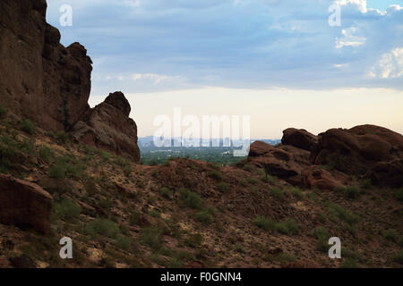 Parte del centro cittadino di Phoenix avvolta da massi di Camelback Mountain Foto Stock