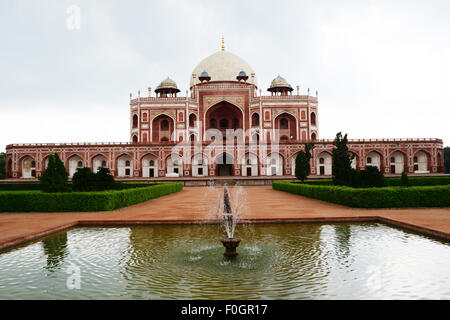 La Tomba di Humayun monumento di Delhi in monsone piovosa giorni Tomba di Humayun vista frontale Delhi India Foto Stock