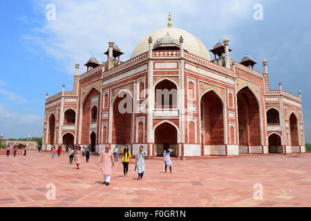 La Tomba di Humayun Delhi India Tomba di Humayun e visitatori vista persone Foto Stock