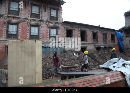 Kathmandu, Nepal. Il 15 agosto, 2015. I lavoratori lavorano in un edificio che fu distrutta dal 25 aprile devastante terremoto, Sankhu, alla periferia di Kathmandu, Nepal, 15 agosto 2015. © Manisha Shrestha che/Xinhua/Alamy Live News Foto Stock