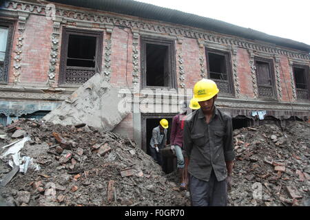 Kathmandu, Nepal. Il 15 agosto, 2015. I lavoratori lavorano in un edificio che fu distrutta dal 25 aprile devastante terremoto, Sankhu, alla periferia di Kathmandu, Nepal, 15 agosto 2015. © Manisha Shrestha che/Xinhua/Alamy Live News Foto Stock