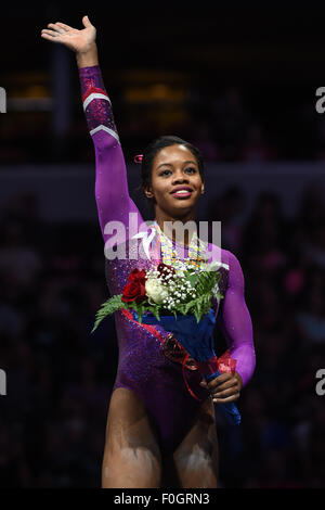 Indianapolis, Indiana, Stati Uniti. Il 15 agosto, 2015. Il Campione olimpico GABRIELLE DOUGLAS terminato al 5° posto al 2015 P e G Campionati di ginnastica. © Amy Sanderson/ZUMA filo/Alamy Live News Foto Stock