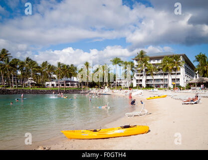 Una vista della spiaggia e la proprietà al Fairmont Orchid, un hotel e resort sulla Costa di Kohala, Hawai'i (Hawaii). Foto Stock