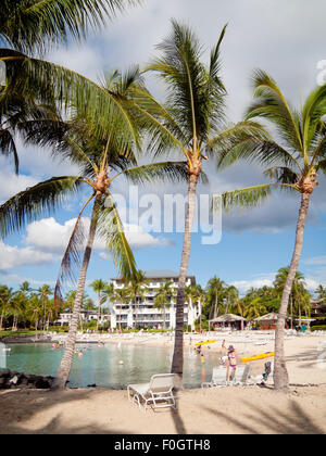 Una vista della spiaggia e la proprietà al Fairmont Orchid, un hotel e resort sulla Costa di Kohala, Hawai'i (Hawaii). Foto Stock