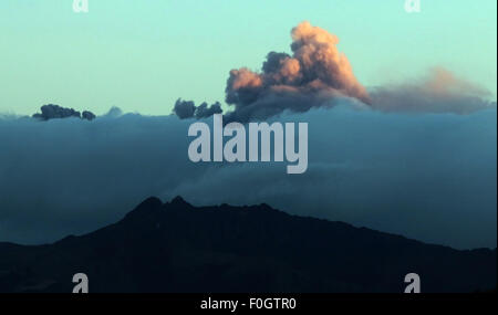 Pimampiro, Ecuador. Il 15 agosto, 2015. Ceneri e fumo che sale dal vulcano Cotopaxi sono visti da Quito, capitale dell'Ecuador, il 15 agosto 2015. Ecuador il presidente Rafael Correa ha dato l'ordine di sabato per evacuare europee a sud del vulcano Cotopaxi, come il colosso ha continuato a belch colonne di cenere alte nel cielo. © Str/Xinhua/Alamy Live News Foto Stock