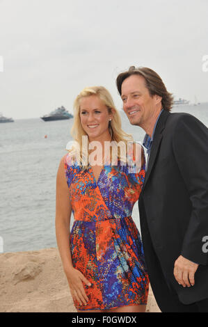 CANNES, Francia - 13 Maggio 2011: surfista Bethany Hamilton & Kevin Sorbo sulla spiaggia a Cannes per promuovere il loro nuovo film 'Soul Surfer" al sessantaquattresimo Festival de Cannes. Foto Stock