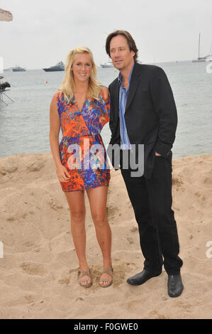 CANNES, Francia - 13 Maggio 2011: surfista Bethany Hamilton & Kevin Sorbo sulla spiaggia a Cannes per promuovere il loro nuovo film 'Soul Surfer" al sessantaquattresimo Festival de Cannes. Foto Stock