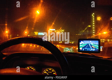 Gps o navigatore in auto di notte Foto Stock